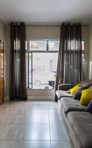 Casa à venda com 180m², 3 quartos e 2 vagasSala
