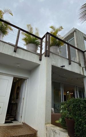 Casa para alugar com 412m², 5 quartos e 2 vagas Casa para alugar com 412m², 5 quartos e 2 vagasFachada