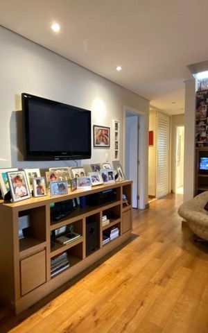 Casa para alugar com 412m², 5 quartos e 2 vagas Casa para alugar com 412m², 5 quartos e 2 vagasSala de Tv