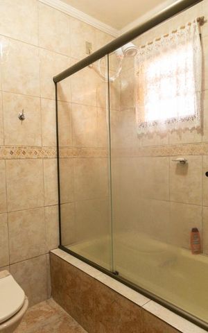 Casa à venda com 475m², 4 quartos e 5 vagas Casa à venda com 475m², 4 quartos e 5 vagasBanheiro do Quarto 1