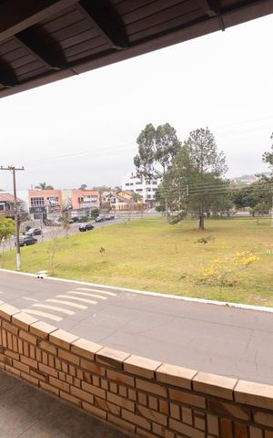 Casa à venda com 475m², 4 quartos e 5 vagas Casa à venda com 475m², 4 quartos e 5 vagasSacada da Sala
