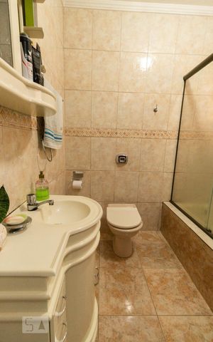 Casa à venda com 475m², 4 quartos e 5 vagas Casa à venda com 475m², 4 quartos e 5 vagasBanheiro do Quarto 1