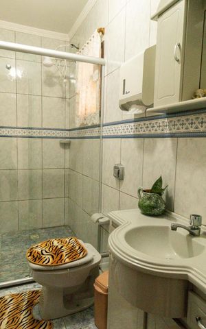 Casa à venda com 475m², 4 quartos e 5 vagas Casa à venda com 475m², 4 quartos e 5 vagasBanheiro