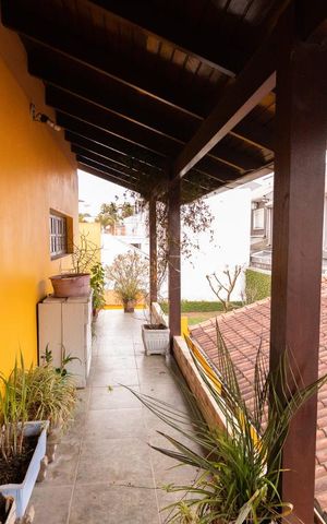 Casa à venda com 475m², 4 quartos e 5 vagas Casa à venda com 475m², 4 quartos e 5 vagasSacada