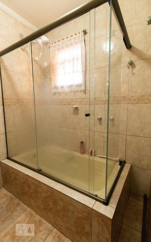 Casa à venda com 475m², 4 quartos e 5 vagas Casa à venda com 475m², 4 quartos e 5 vagasBanheiro do Quarto 1