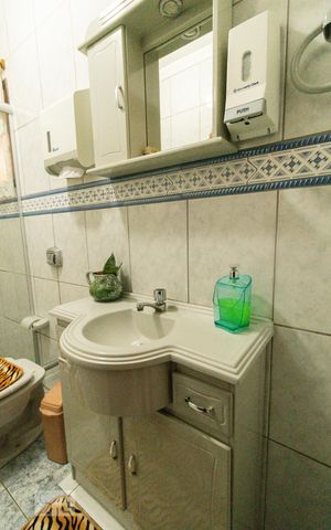 Casa à venda com 475m², 4 quartos e 5 vagas Casa à venda com 475m², 4 quartos e 5 vagasBanheiro