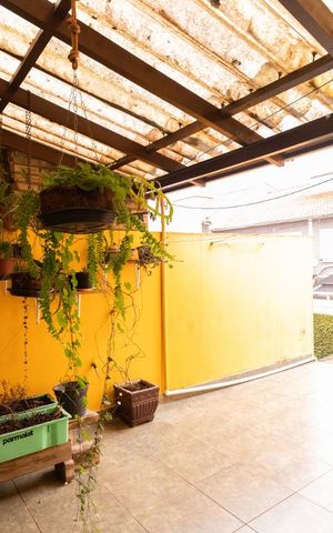Casa à venda com 475m², 4 quartos e 5 vagas Casa à venda com 475m², 4 quartos e 5 vagasSacada