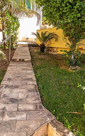 Casa à venda com 123m², 6 quartos e 2 vagas Casa à venda com 123m², 6 quartos e 2 vagasÁrea Externa