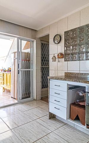 Casa à venda com 123m², 6 quartos e 2 vagas Casa à venda com 123m², 6 quartos e 2 vagasCozinha