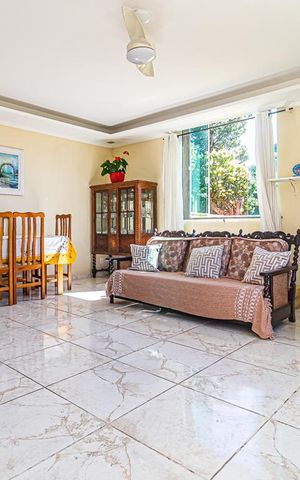 Casa à venda com 123m², 6 quartos e 2 vagas Casa à venda com 123m², 6 quartos e 2 vagasSala