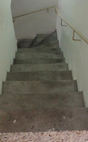 Casa à venda com 166m², 3 quartos e 2 vagasCasa 1 - Escadas
