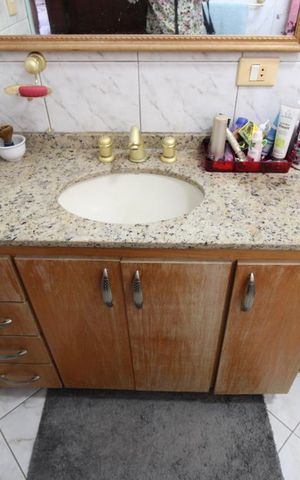 Casa à venda com 300m², 3 quartos e 5 vagasBanheiro da suíte - Pia