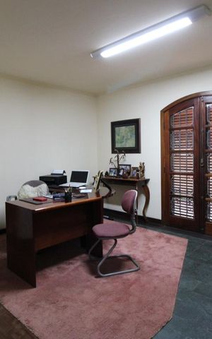 Casa à venda com 300m², 3 quartos e 5 vagasEscritório