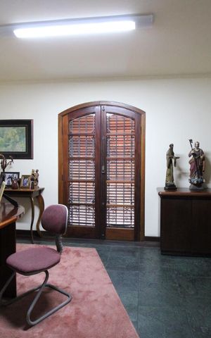 Casa à venda com 300m², 3 quartos e 5 vagasEscritório