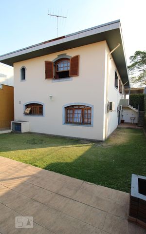 Casa à venda com 300m², 3 quartos e 5 vagas Casa à venda com 300m², 3 quartos e 5 vagasQuintal - Fundos