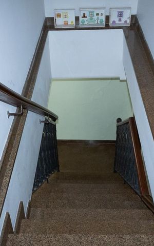 Casa à venda com 330m², 3 quartos e 3 vagas Casa à venda com 330m², 3 quartos e 3 vagasEscada