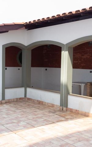 Casa à venda com 330m², 3 quartos e 3 vagas Casa à venda com 330m², 3 quartos e 3 vagasÁrea Externa