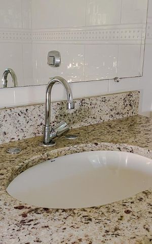 Apartamento à venda com 80m², 2 quartos e 2 vagasDetalhe Banheiro da Suite