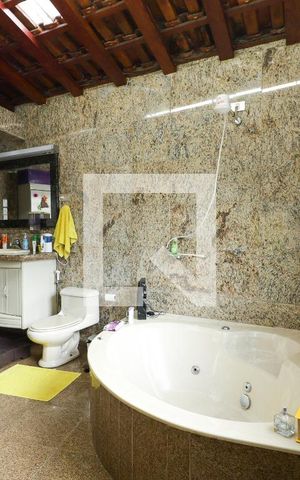 Casa à venda com 500m², 4 quartos e 8 vagasBanheiro da Suíte 2
