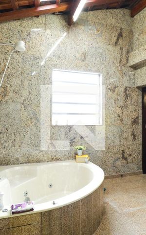 Casa à venda com 500m², 4 quartos e 8 vagasBanheiro da Suíte 2