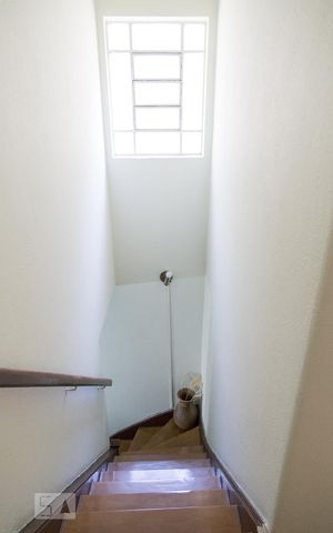 Casa à venda com 90m², 3 quartos e 2 vagas Casa à venda com 90m², 3 quartos e 2 vagasEscada