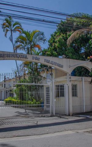 Casa de condomínio à venda com 110m², 3 quartos e 2 vagasFachada da rua