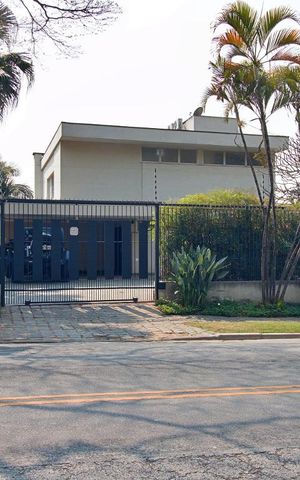 Casa para alugar com 550m², 3 quartos e 6 vagas Casa para alugar com 550m², 3 quartos e 6 vagasFachada