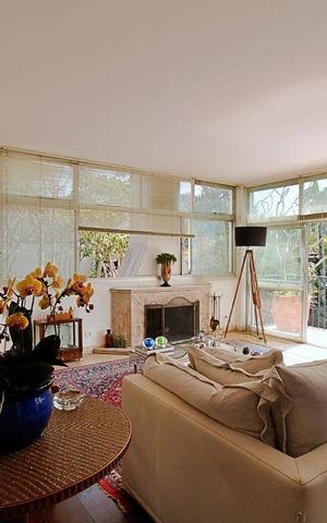 Casa para alugar com 550m², 3 quartos e 6 vagas Casa para alugar com 550m², 3 quartos e 6 vagasSala