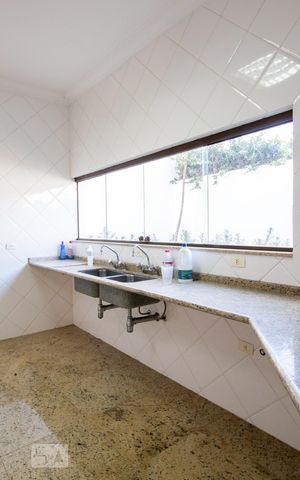 Casa à venda com 534m², 5 quartos e 8 vagas Casa à venda com 534m², 5 quartos e 8 vagasCozinha