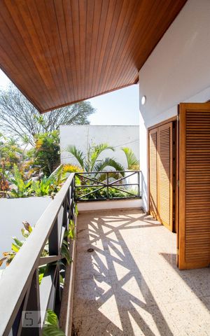 Casa à venda com 534m², 5 quartos e 8 vagas Casa à venda com 534m², 5 quartos e 8 vagasVaranda da Suíte 3