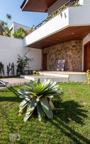 Casa à venda com 534m², 5 quartos e 8 vagas Casa à venda com 534m², 5 quartos e 8 vagasÁrea externa