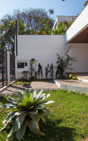 Casa à venda com 534m², 5 quartos e 8 vagas Casa à venda com 534m², 5 quartos e 8 vagasÁrea externa