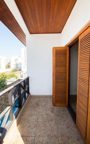 Casa à venda com 534m², 5 quartos e 8 vagas Casa à venda com 534m², 5 quartos e 8 vagasVaranda da Suíte 2