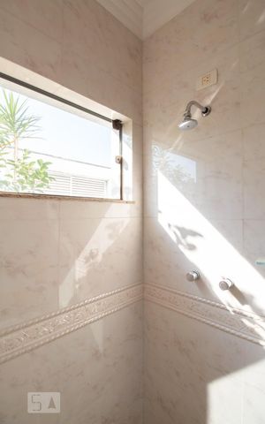 Casa à venda com 534m², 5 quartos e 8 vagas Casa à venda com 534m², 5 quartos e 8 vagasBanheiro da suíte 3