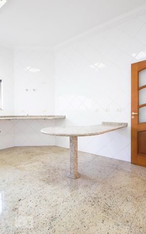 Casa à venda com 534m², 5 quartos e 8 vagas Casa à venda com 534m², 5 quartos e 8 vagasCozinha