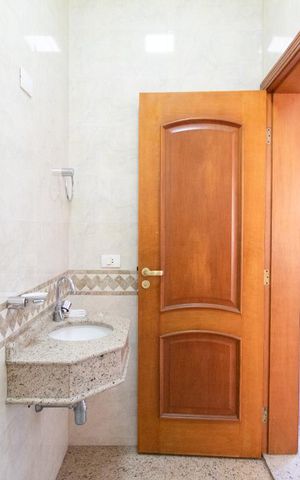 Casa à venda com 534m², 5 quartos e 8 vagas Casa à venda com 534m², 5 quartos e 8 vagasSala - Lavabo