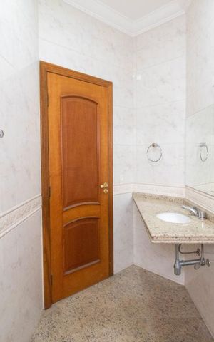 Casa à venda com 534m², 5 quartos e 8 vagas Casa à venda com 534m², 5 quartos e 8 vagasBanheiro da suíte 1