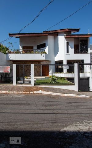 Casa à venda com 534m², 5 quartos e 8 vagas Casa à venda com 534m², 5 quartos e 8 vagasFachada