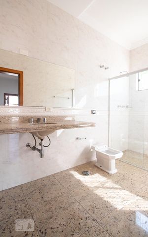 Casa à venda com 534m², 5 quartos e 8 vagas Casa à venda com 534m², 5 quartos e 8 vagasBanheiro da suíte 2