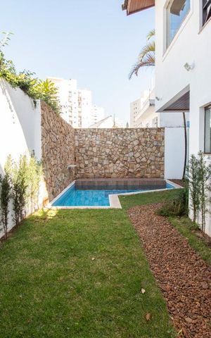 Casa à venda com 534m², 5 quartos e 8 vagas Casa à venda com 534m², 5 quartos e 8 vagasÁrea externa