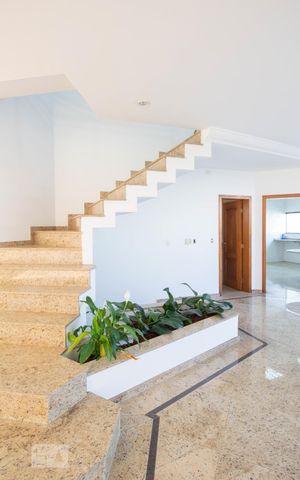 Casa à venda com 534m², 5 quartos e 8 vagas Casa à venda com 534m², 5 quartos e 8 vagasSala