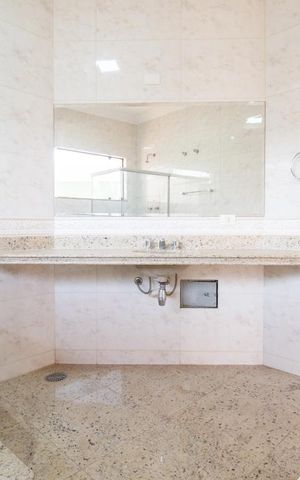 Casa à venda com 534m², 5 quartos e 8 vagas Casa à venda com 534m², 5 quartos e 8 vagasBanheiro da suíte 4