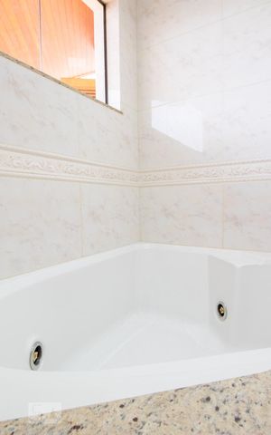 Casa à venda com 534m², 5 quartos e 8 vagas Casa à venda com 534m², 5 quartos e 8 vagasBanheiro da suíte 4