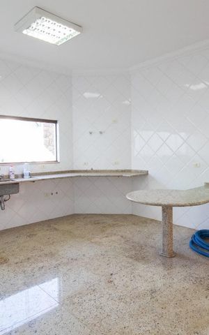 Casa à venda com 534m², 5 quartos e 8 vagas Casa à venda com 534m², 5 quartos e 8 vagasCozinha