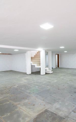Casa à venda com 534m², 5 quartos e 8 vagas Casa à venda com 534m², 5 quartos e 8 vagasGaragem