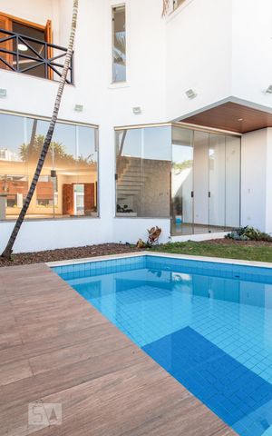 Casa à venda com 534m², 5 quartos e 8 vagas Casa à venda com 534m², 5 quartos e 8 vagasÁrea externa