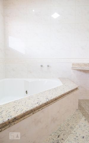 Casa à venda com 534m², 5 quartos e 8 vagas Casa à venda com 534m², 5 quartos e 8 vagasBanheiro da suíte 4