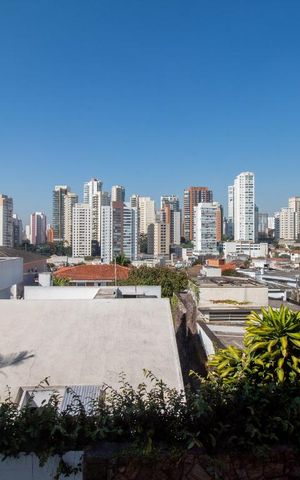 Casa à venda com 534m², 5 quartos e 8 vagas Casa à venda com 534m², 5 quartos e 8 vagasVista do Banheiro da suíte 5