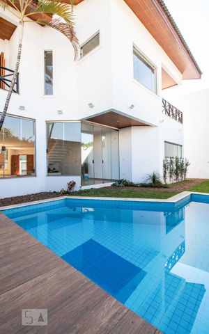 Casa à venda com 534m², 5 quartos e 8 vagas Casa à venda com 534m², 5 quartos e 8 vagasÁrea externa