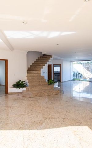 Casa à venda com 534m², 5 quartos e 8 vagas Casa à venda com 534m², 5 quartos e 8 vagasSala